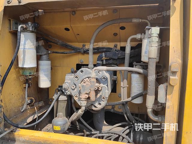 液压泵舱室正面整体（整机外观）