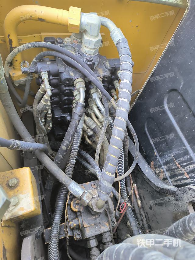 回转马达和主控阀（整机外观）