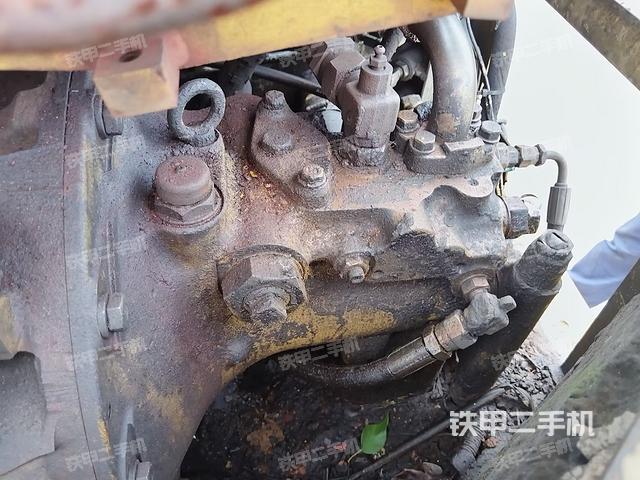 液压泵舱室正面整体（整机外观）