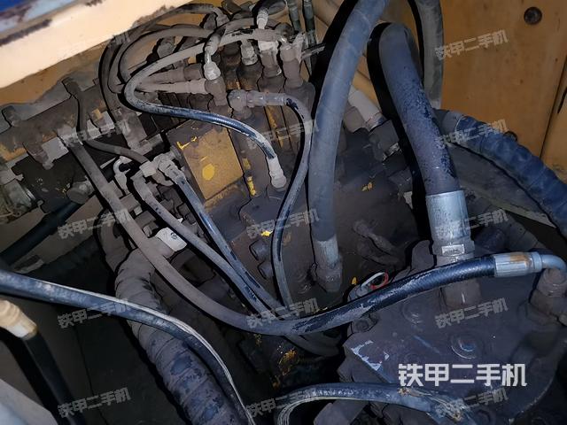 回转马达和主控阀（整机外观）