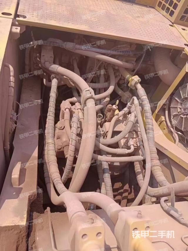 回转马达和主控阀（整机外观）