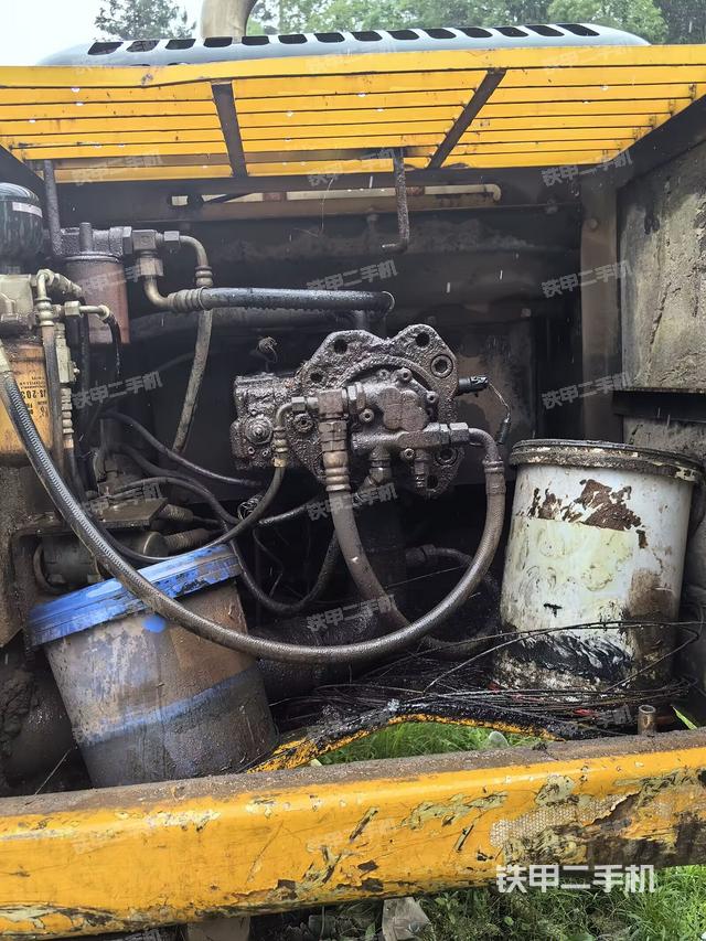 液压泵舱室正面整体（整机外观）