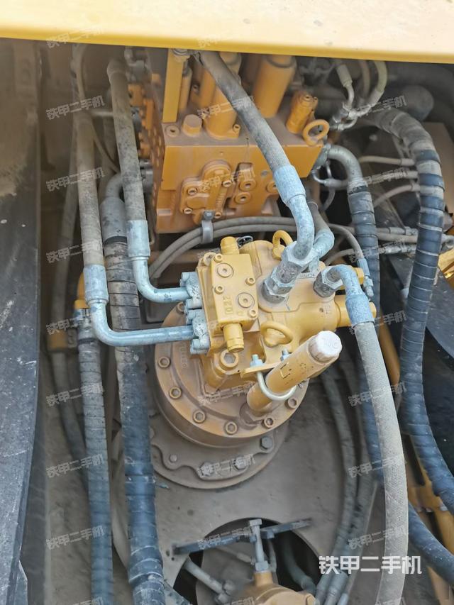 回转马达和主控阀（整机外观）