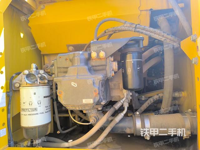 液压泵舱室正面整体（整机外观）