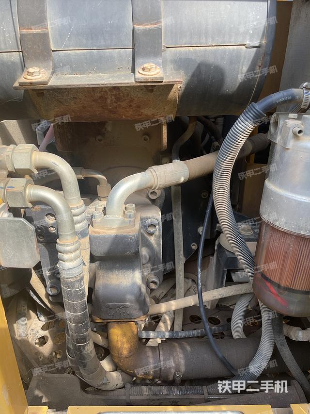 液压泵舱室正面整体（整机外观）