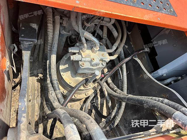 回转马达和主控阀（整机外观）