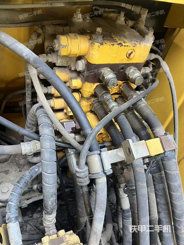 回转马达和主控阀（整机外观）