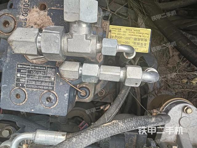 回转马达和主控阀（整机外观）