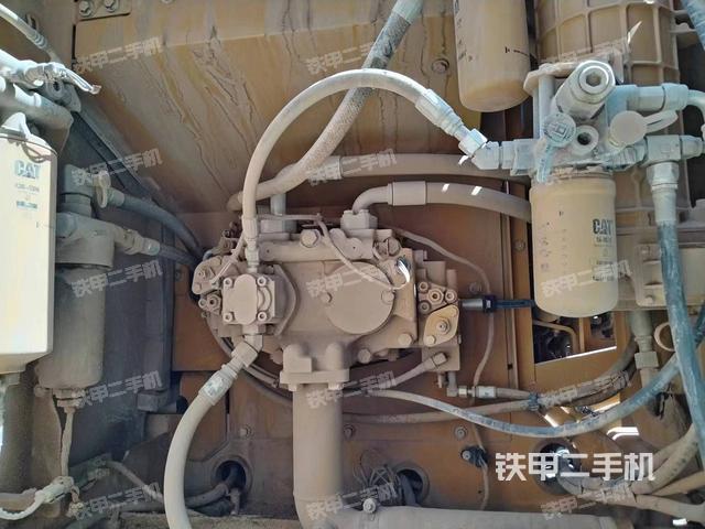 液压泵舱室正面整体（整机外观）