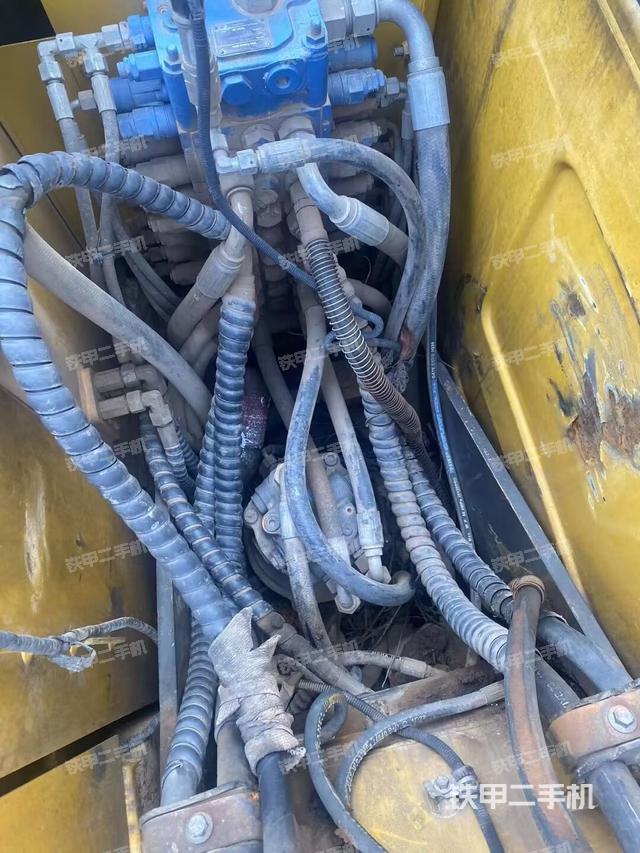 回转马达和主控阀（整机外观）