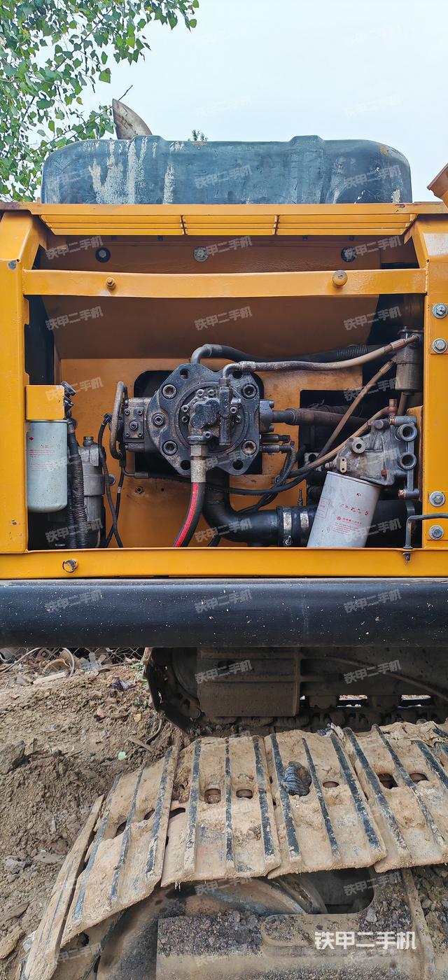 液压泵舱室正面整体（整机外观）