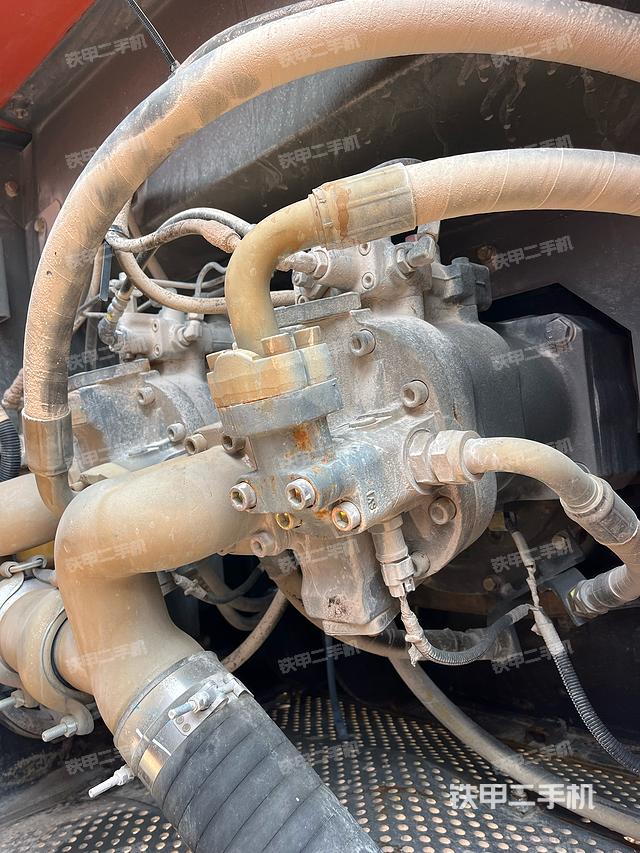 液压泵舱室正面整体（整机外观）