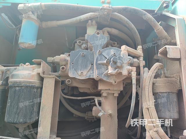 液压泵舱室正面整体（整机外观）