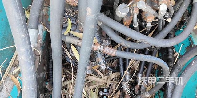 回转马达和主控阀（整机外观）