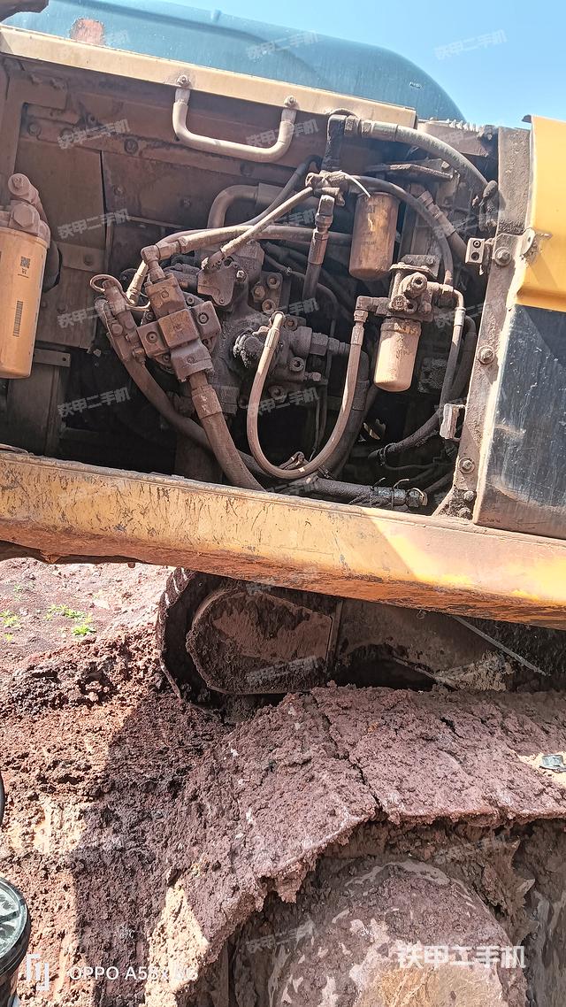 液压泵舱室正面整体（整机外观）