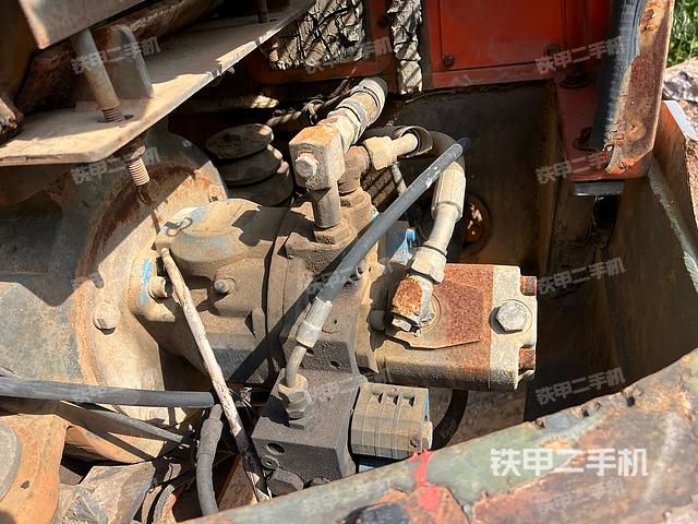 液压泵舱室正面整体（整机外观）