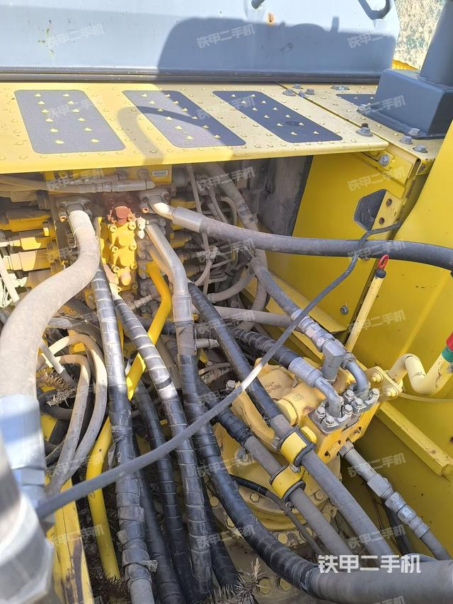 回转马达和主控阀（整机外观）