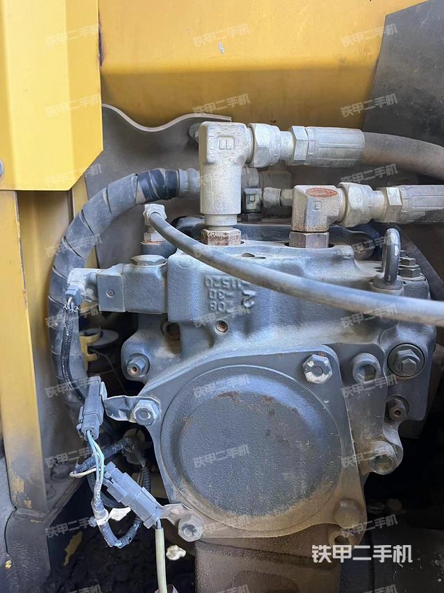 液压泵舱室正面整体（整机外观）