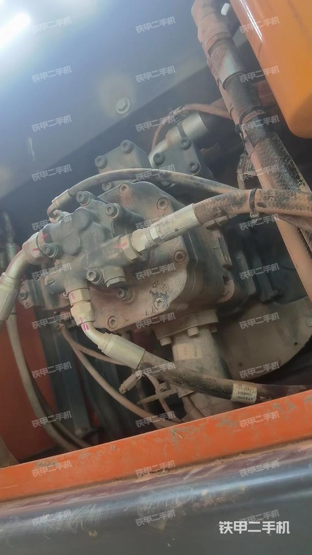 液压泵舱室正面整体（整机外观）