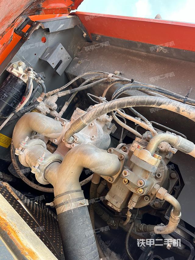 液压泵舱室正面整体（整机外观）