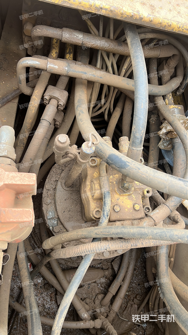 回转马达和主控阀（整机外观）