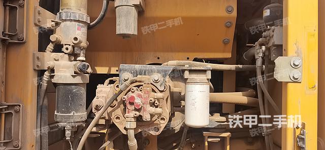 液压泵舱室正面整体（整机外观）