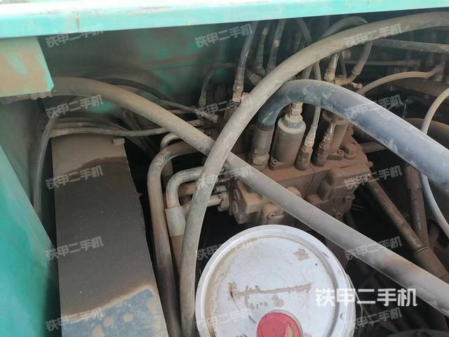 回转马达和主控阀（整机外观）