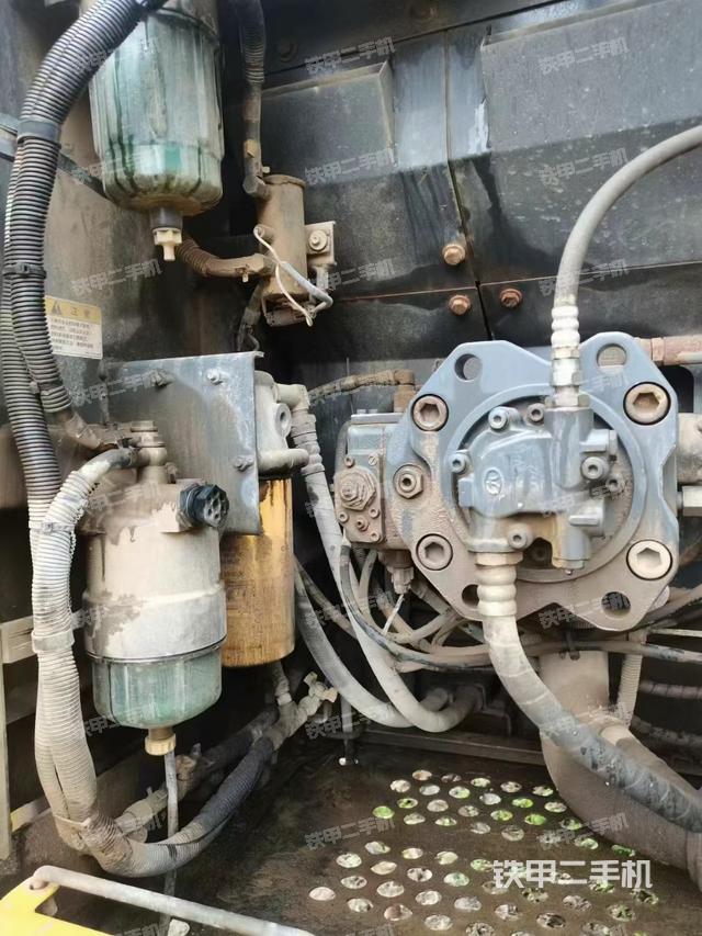 液压泵舱室正面整体（整机外观）