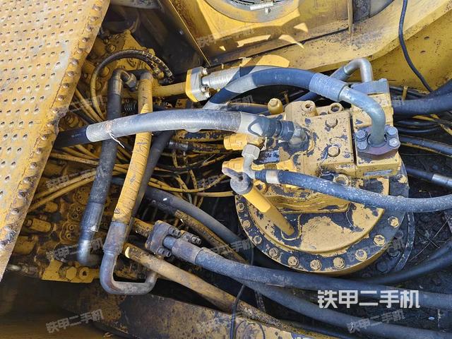 回转马达和主控阀（整机外观）