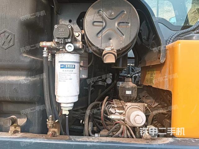 液压泵舱室正面整体（整机外观）