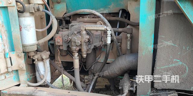 液压泵舱室正面整体（整机外观）