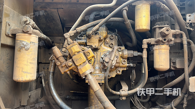 液压泵舱室正面整体（整机外观）