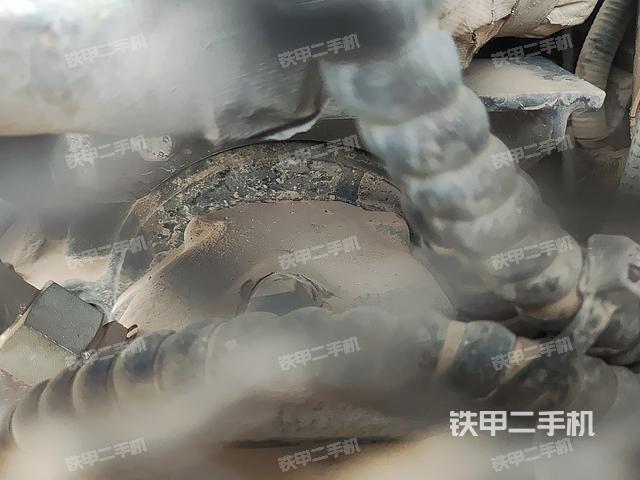 液压泵舱室正面整体（整机外观）