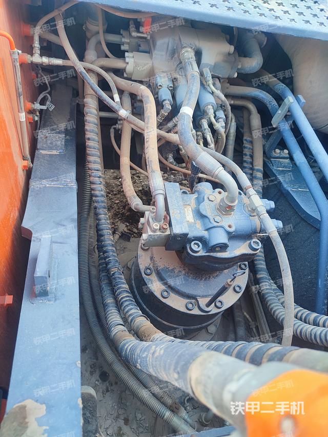 回转马达和主控阀（整机外观）