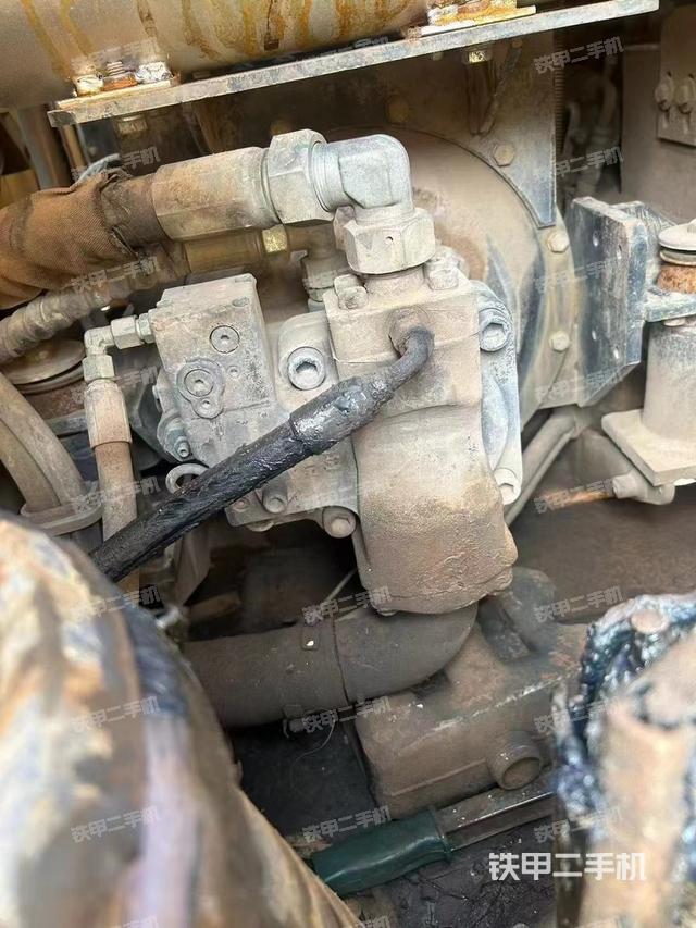 液压泵舱室正面整体（整机外观）