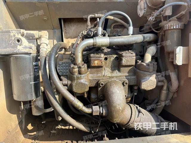 液压泵舱室正面整体（整机外观）