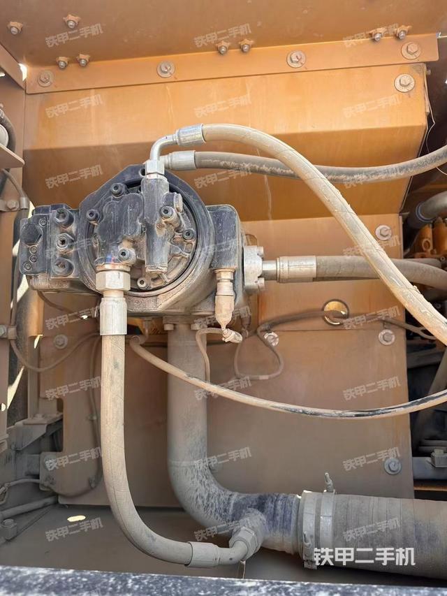 液压泵舱室正面整体（整机外观）