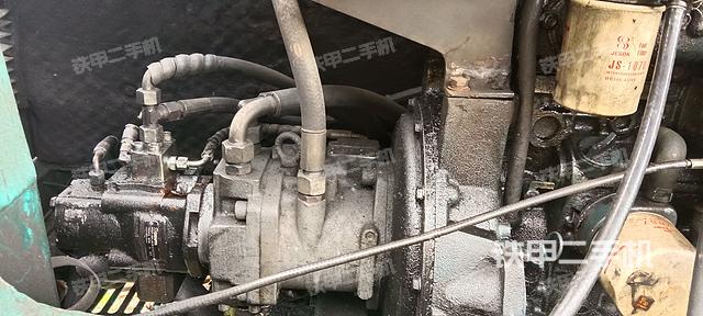 液压泵舱室正面整体（整机外观）