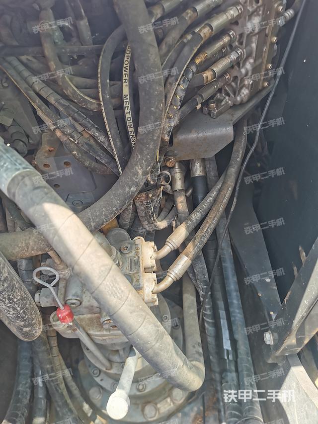 回转马达和主控阀（整机外观）