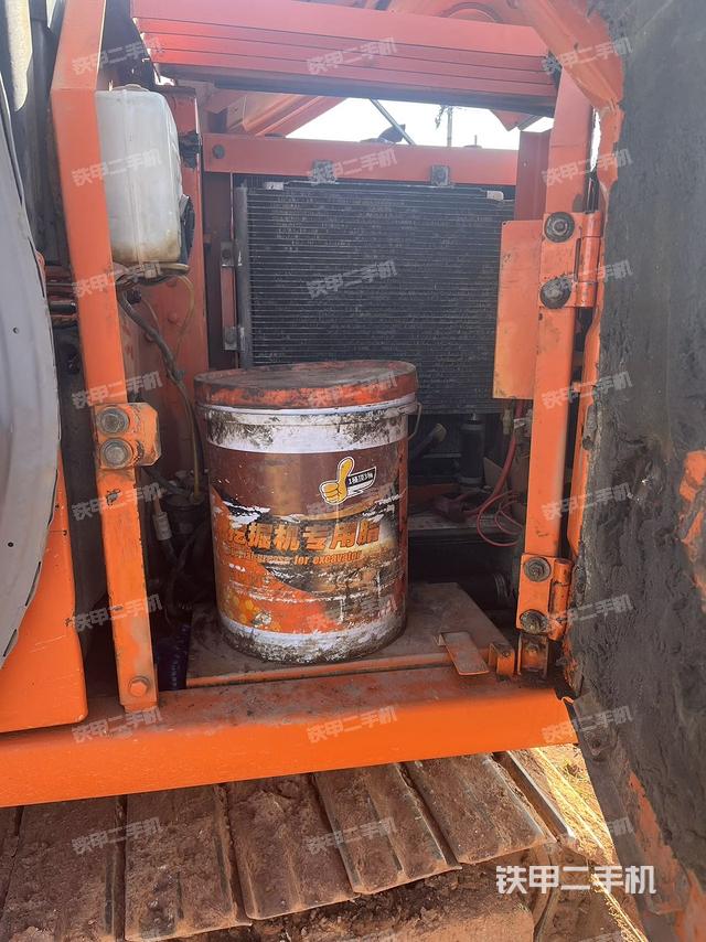 液压泵舱室正面整体（整机外观）