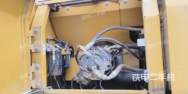 液压泵舱室正面整体（整机外观）