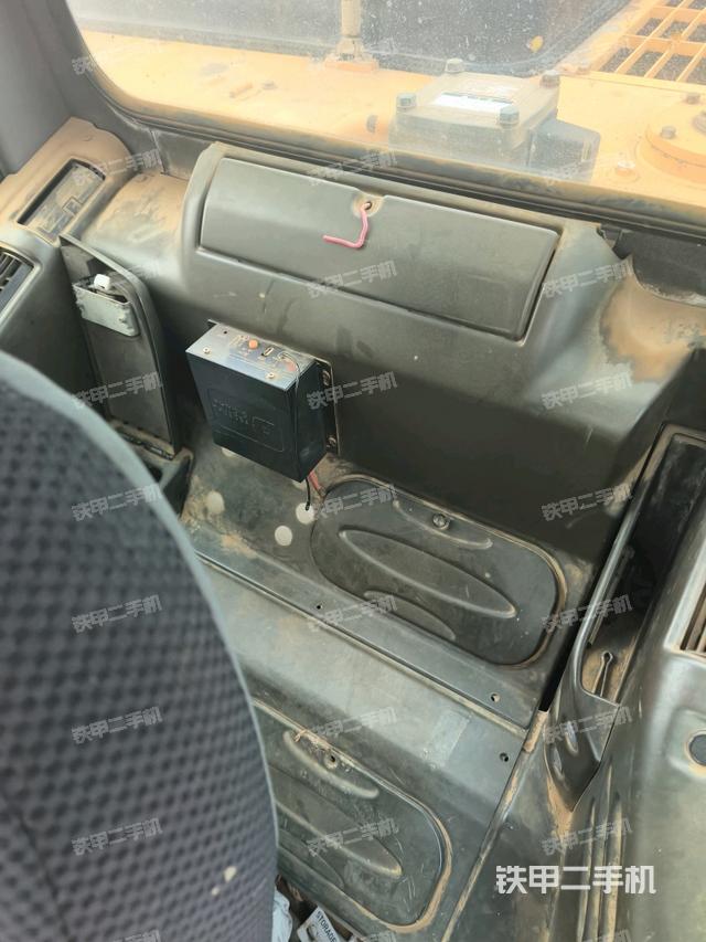 行走控制手柄和踏板?俯拍（駕駛室部分）