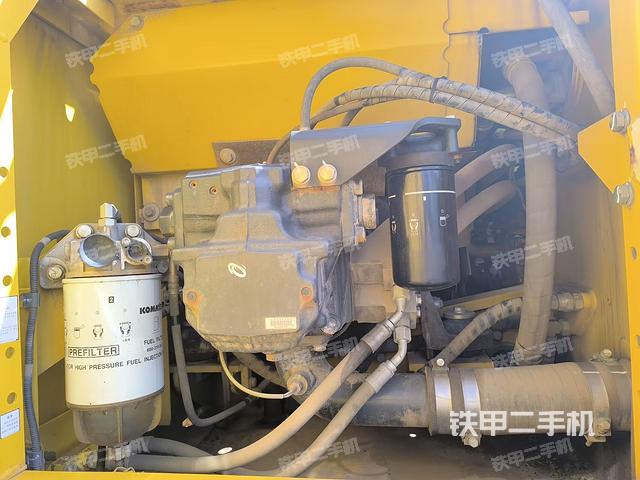 液压泵舱室正面整体（整机外观）