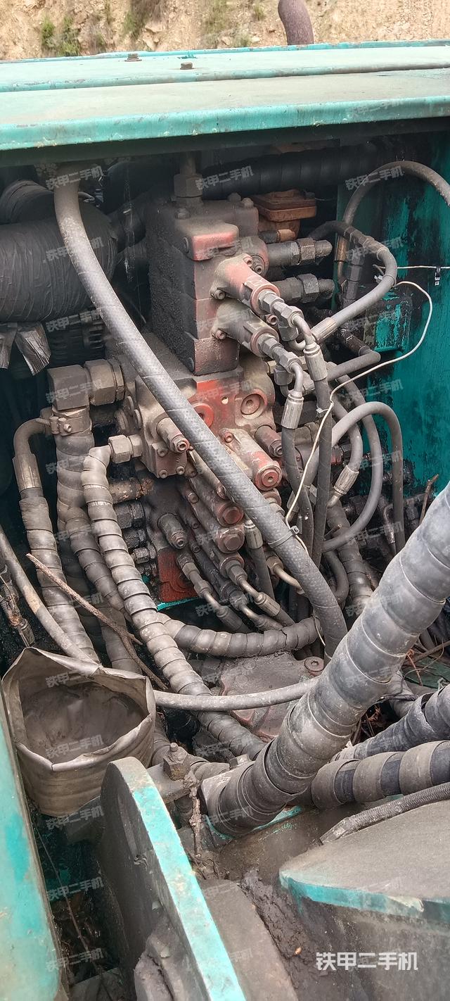 回转马达和主控阀（整机外观）