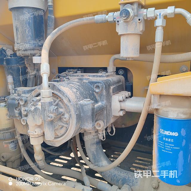 液压泵舱室正面整体（整机外观）