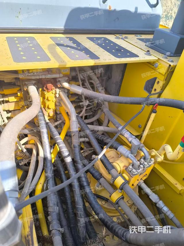 回转马达和主控阀（整机外观）