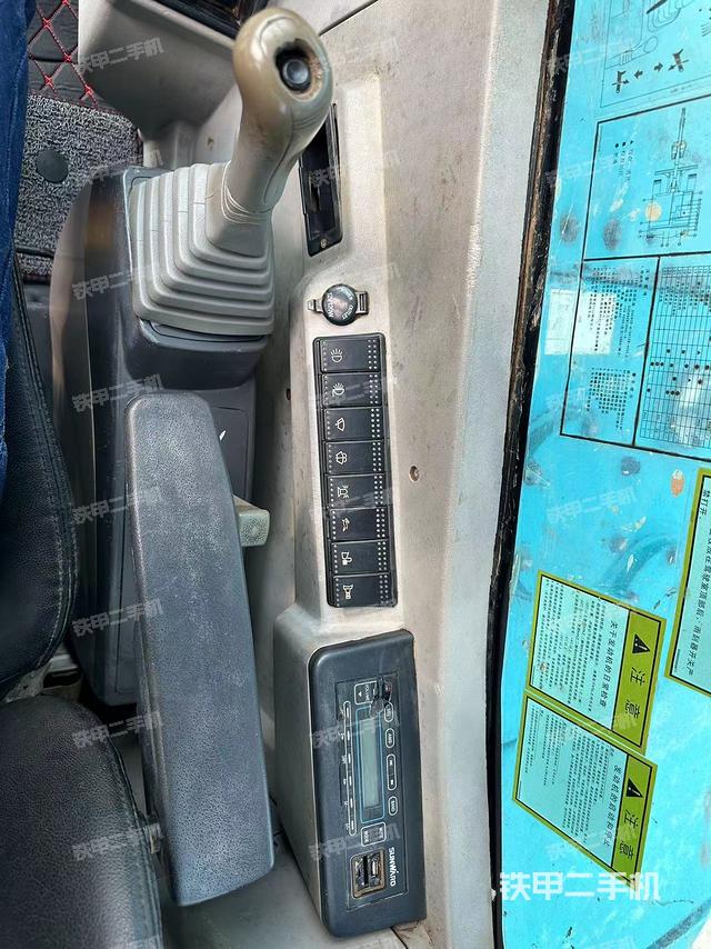 座椅右侧控制台/钥匙门/油门/含右手柄（驾驶室部分）