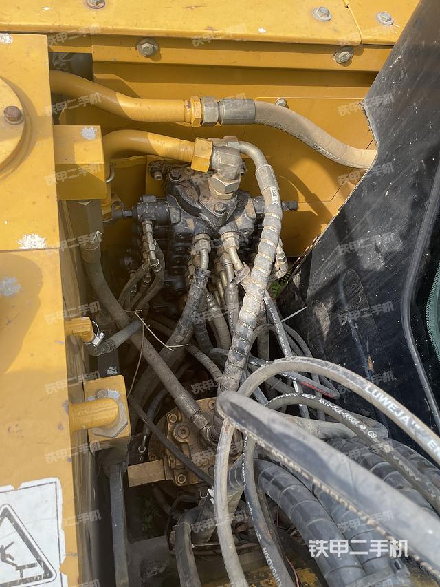 回转马达和主控阀（整机外观）