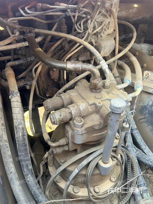 回转马达和主控阀（整机外观）