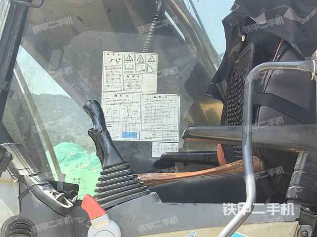 液压泵舱室正面整体（整机外观）